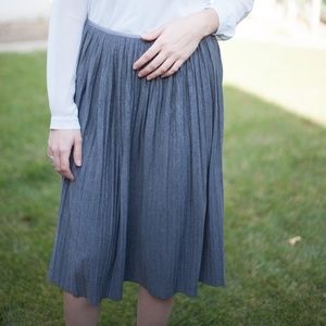 Chic Gray Pleated Banana Republic Skirt Size XS